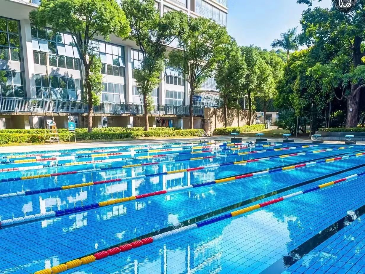 太原富士康园C4厂外人声欢腾，笑声满满